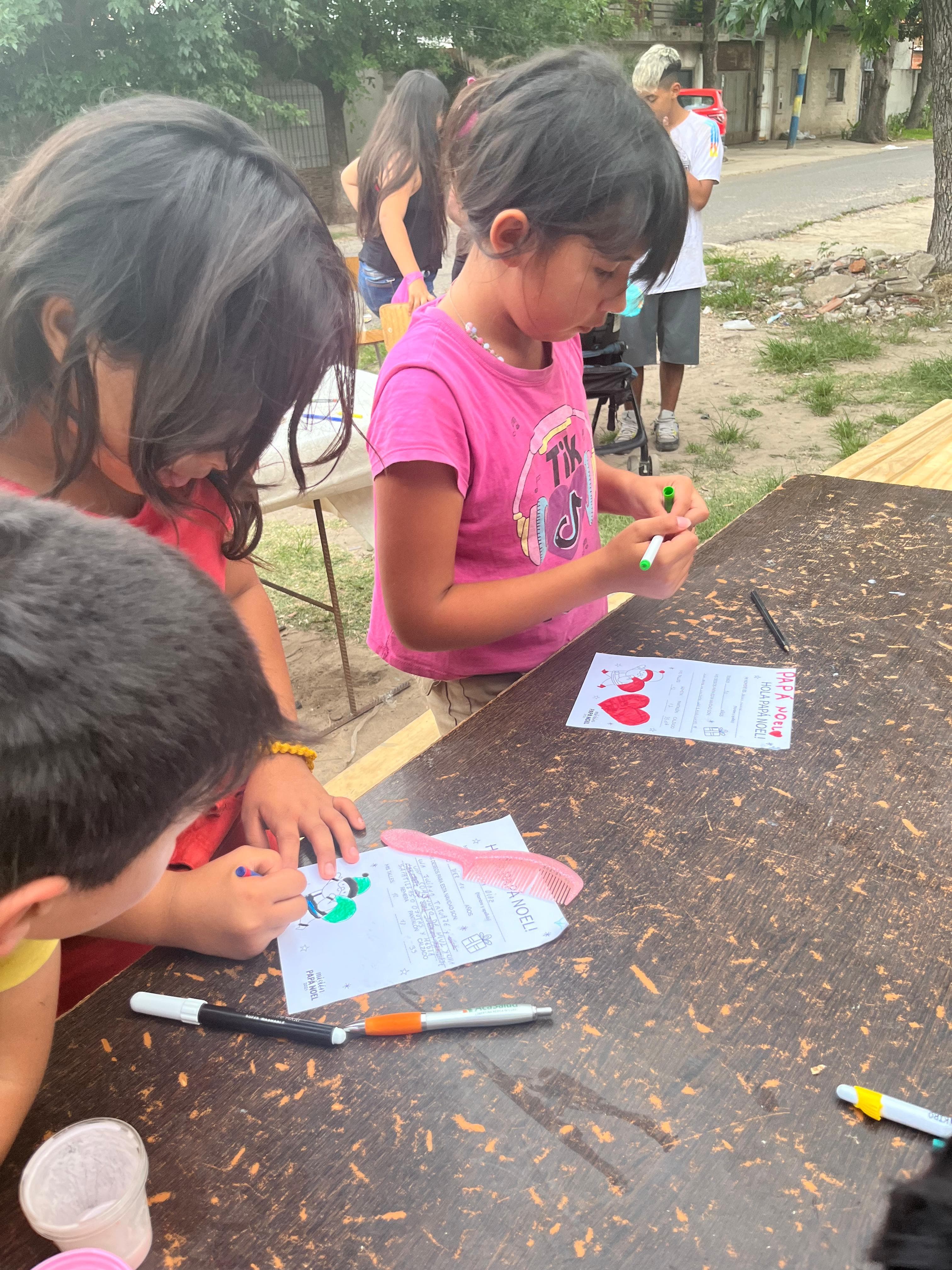 Chicos escribiendo sus cartas a Papá Noel